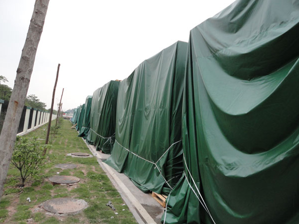 雨季使用防雨布覆盖水泥砖